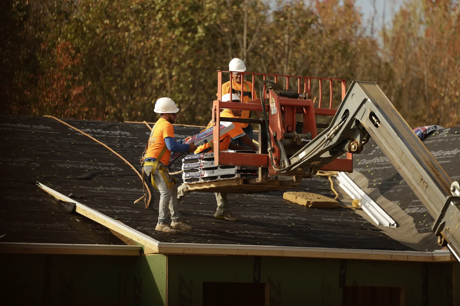A Skymap crew roofing a townhome building at Buffalo Ridge
